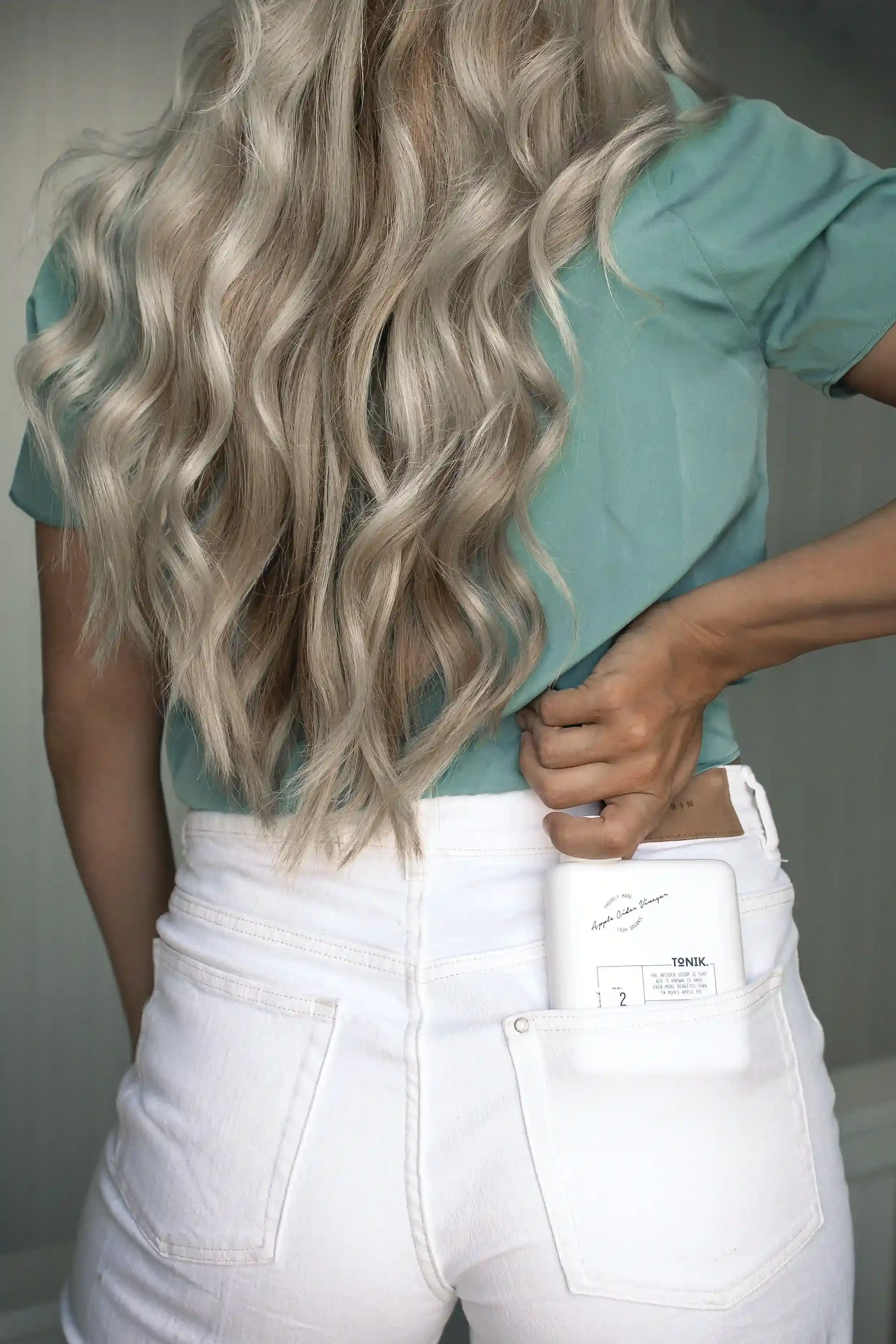 

A close-up of a woman with white hair smiling, showing off her healthy and shiny locks.